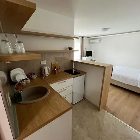 Runway Rest Apartment